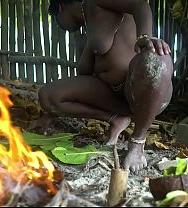 Imágenes De National Geographic De Una Chica Tribal Con Mucho Busto Cocinando. - PelisXXX.me