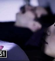 La Hijastra Latina Savannah Sixx Se Acuesta Con Su Padrastro Para Ayudarlo A Dormir. - PelisXXX.me