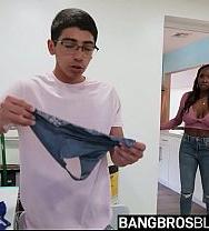 La Madrastra Sorprende A Su Hijastro Masturbándose Con Sus Bragas Y Luego Se Acuesta Con él. - PelisXXX.me