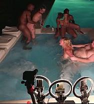 Orgia Hardcore En Jacuzzi Con Deliah Grace, Lyric Sky Y Nikki Zee - PelisXXX.me