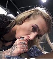 Rubia Tatuada Inclinada En Posición De Perrito, él La Agarra De Las Caderas Y La Penetra Profundamente. - PelisXXX.me