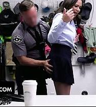 Seguridad Atrapa A La Morena Voluptuosa Scarlett Alexis: Sin Dinero, Gran Problema. - PelisXXX.me