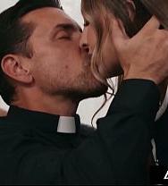 Tiempo Para Adultos La Conservadora Melissa Stratton, Escandalizada, Descubre A Un Sacerdote Virgen Masturbándose Con Una Revista Pornográfica. - PelisXXX.me