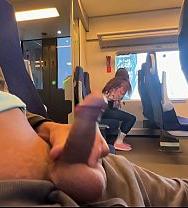 Una Chica Desconocida Se Masturbó Y Me Hizo Una Felación En El Tren, En Público. - PelisXXX.me