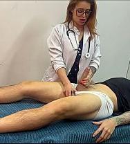Una Fisioterapeuta Pelirroja Me Examina La Pierna Y Se Me Pone Dura La Polla Durante La Cita. - PelisXXX.me