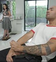 Una Milf De Grandes Nalgas Le Pide A Su Hijastro Que Le Masturbe Su Gran Pene Negro Y Termina Con Semen Por Todas Sus Grandes Tetas. - PelisXXX.me