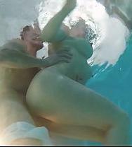 Una Rubia Tetona Es Follada De Pie En Posición De Perrito En La Piscina... Salpicaduras De Agua - PelisXXX.me