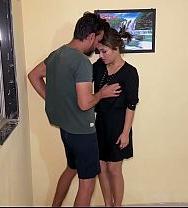 Cuando Los Miembros De La Familia Salían, Llamaban A La Novia Para Que Estuviera En Casa. - PelisXXX.me