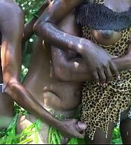 Dos Mujeres Delgadas De Una Tribu Africana Despiertan A Un Aldeano Perezoso Y Comienzan A Jugar Con Su Pene. - PelisXXX.me