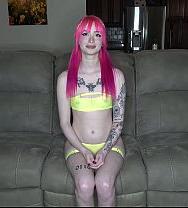 Egirl De Pelo Rosa Intenso Regresa Para Sexo Anal Duro Y Orina En La Boca. - PelisXXX.me