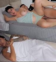 Entro A La Habitacion De Mi Hijastra Y Me Follo A Su Mejor Amiga A Su Lado - PelisXXX.me