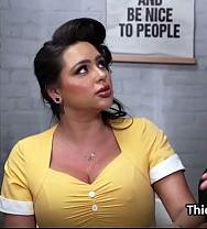 Esta Milf De Grandes Nalgas Y Tetas Recibe Una Paliza Por Robar Suministros. - PelisXXX.me