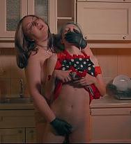 Inmediatamente Le Tapa La Boca A Con Una Mano Enguantada Y La Mantiene Allí. - PelisXXX.me