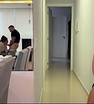 La Cornuda Ve A Su Marido Eyacular En El Coño De La Vendedora Y Limpia El Semen Con La Boca. - PelisXXX.me