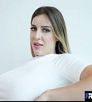 La Hermanastra Promiscua Cree Que Está Embarazada Y Tiene Que Chuparle La Polla A Su Hermanastro Para Que La Ayude. - PelisXXX.me