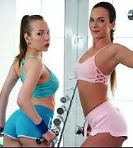 Los Fanáticos Del Gimnasio Ven Sus Culos Estirados En Un Trío Sudoroso. - PelisXXX.me