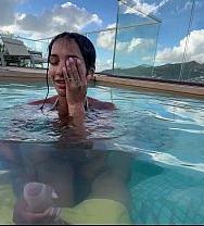 Mi Esposa Tetona Me Hace Una Mamada Junto A La Piscina Del Hotel Mientras La Gente Nos Mira —yasmina Khan - PelisXXX.me