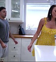Mypervyfamily Una Milf Ayuda A Su Hijastro Con La Eyaculación Precoz Alyssia Vera - PelisXXX.me