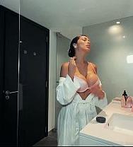 No Deberíamos Haber Hecho Esto En El Baño Del Hotellana Myers - PelisXXX.me