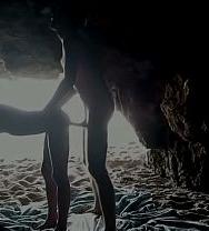 Pareja Grabada En La Playa, Dentro De La Cueva. - PelisXXX.me