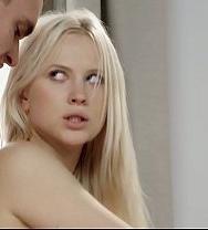 Rubia Delgada Inclinada Sobre El Sillón... Él La Penetra Por Detrás. - PelisXXX.me
