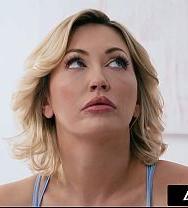Tiempo Para Adultos Los Ajustados Pantalones De Yoga De La Sexy Milf Rubia Adira Allure Dejan Ver La Entrepierna De Su Hijastro Hormonal. - PelisXXX.me
