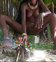 Una Delgada Belleza Morena Con Pechos Perfectos Cocinando Desnuda Al Aire Libre. - PelisXXX.me