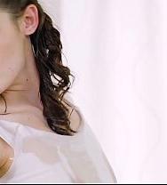 Una Esbelta Masajista Morena Agarra Su Resbaladizo Pene Y No Lo Suelta. - PelisXXX.me