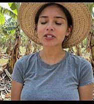 Una Inocente Chica De Campo Es Follada Por El Dueño De La Granja A Cambio De Dinero. - PelisXXX.me