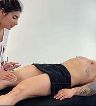 ¡una Masajista Tetona Y Pervertida Va Directamente A Por El Pene De Su Paciente Para Que La Folle! - PelisXXX.me