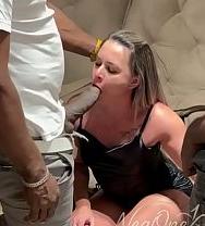 Una Rubia Despampanante Llega A Un Acuerdo Con Su Marido, Llevándolo A Otra Ciudad Para Que Dos Negros Con Penes Enormes Lo Follen, E Incluso Humilla Al Cornudo. - PelisXXX.me