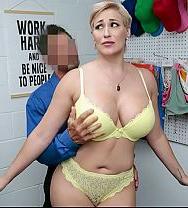 Atrapada Robando, Esta Milf Rubia Se Inclinó Sobre El Escritorio Para Evitar La Cárcel. - PelisXXX.me