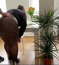La Falda De La Madrastra Es Demasiado Corta Y El Coño Está Mojado. - PelisXXX.me