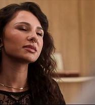 Más Profundo. La Sumisa Honeybee Es Dominada Por Liz Jordan En Un Trío Con La Bbc. - PelisXXX.me
