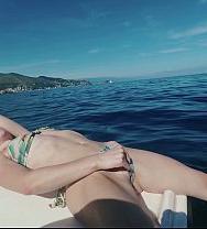 Nadar, Tomar El Sol Y Un Orgasmo Inesperado En Medio Del Mar. - PelisXXX.me
