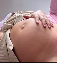 Una Mujer Embarazada Con Una Enorme Barriga Está Follando Y Recibe Una Gran Cantidad De Semen En Su Coño. - PelisXXX.me